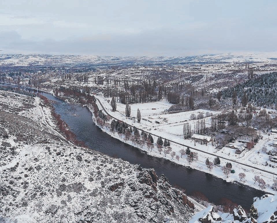 Vista aérea del río y la localidad de Aluminé, Neuquén, cubiertos de nieve