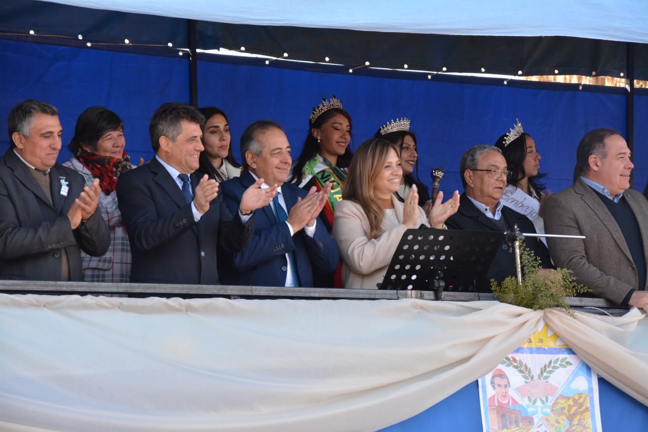 El intendente Miguel de la Vega, la vicegobernadora Teresita Madera y autoridades locales en el estrado oficial del 149° aniversario de Castro Barros