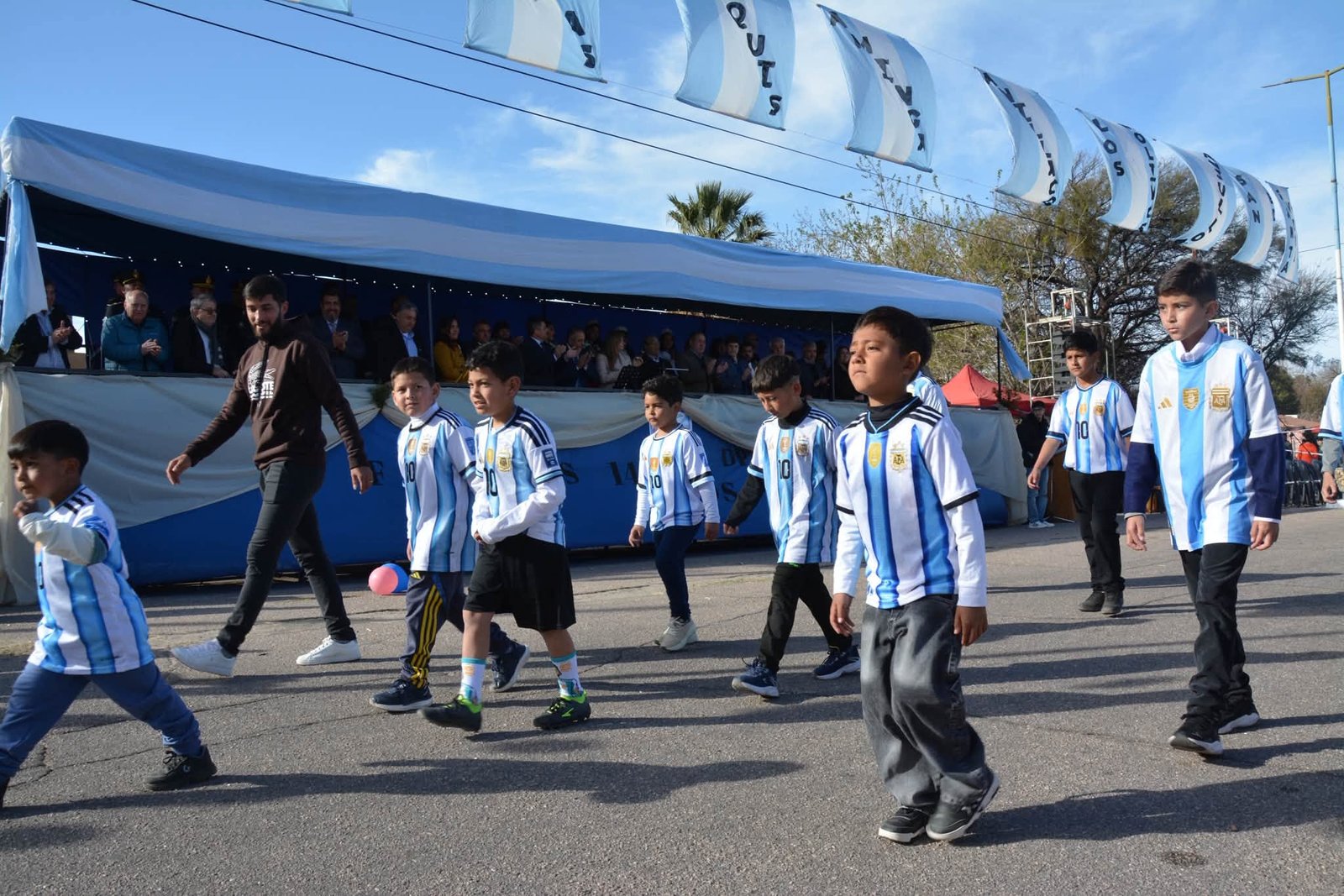 Integrantes del grupo Cumpliendo Sueños desfilan con su bandera durante el 149° aniversario de Castro Barros
