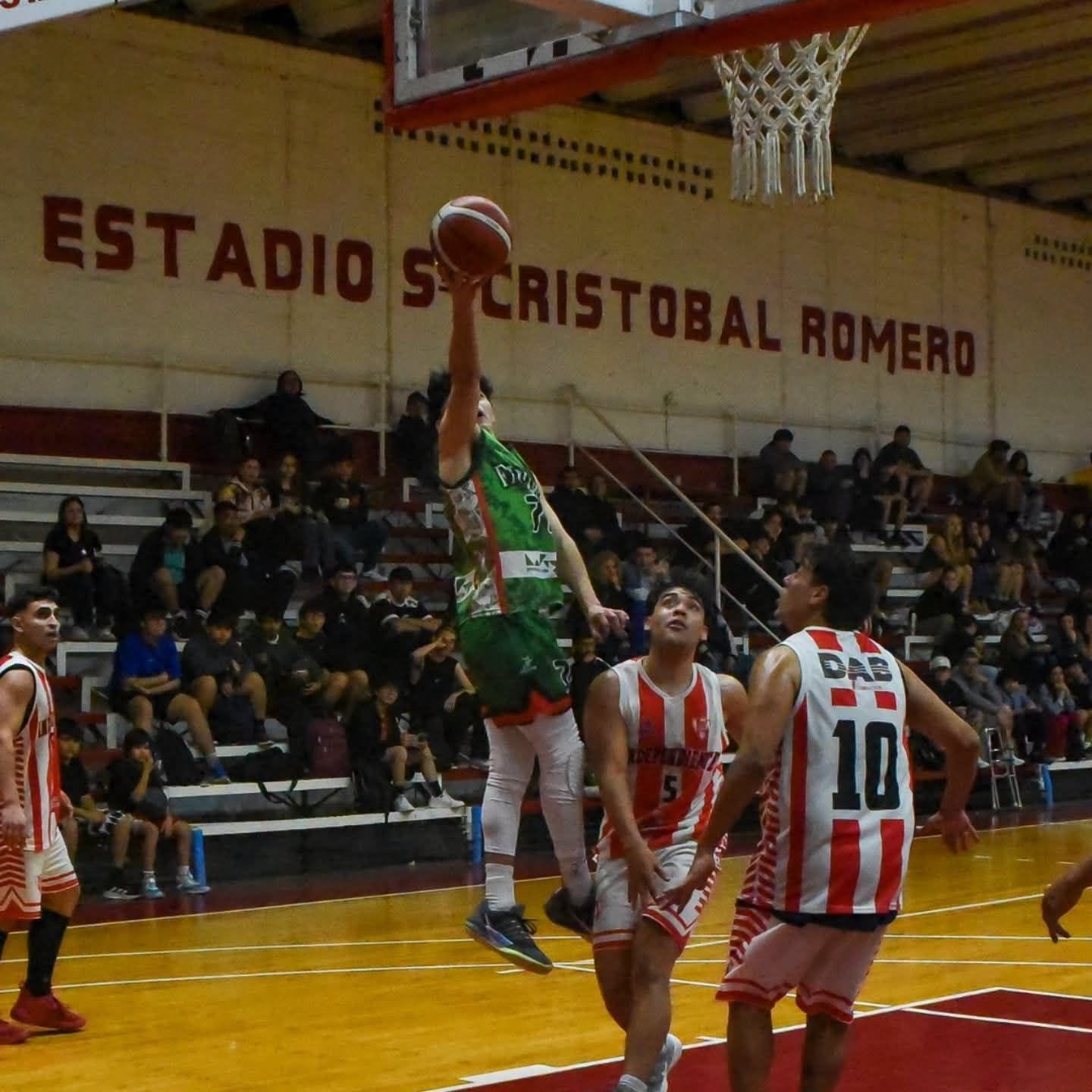 Jugadores de Facundo durante el partido ante Independiente en el Torneo Provincial de Básquet 2026