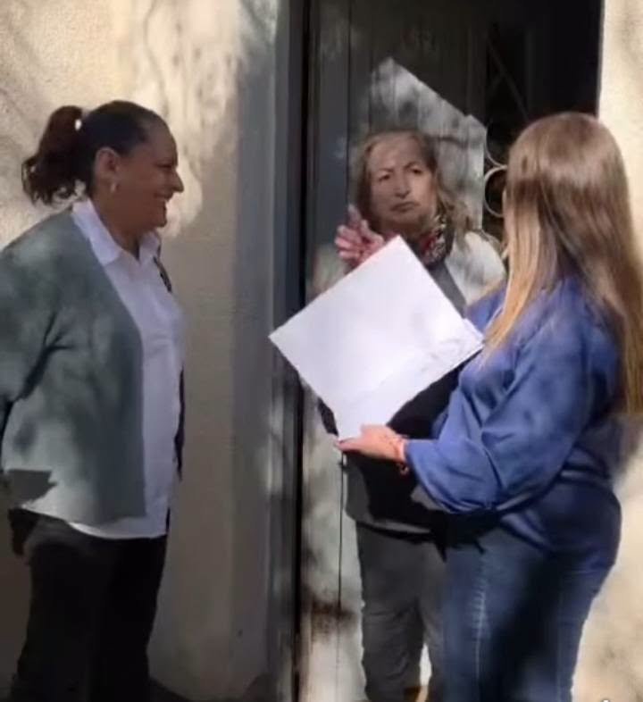 La intendenta de Famatina, Adriana Olima, durante la entrega de escrituras a familias del barrio Jardín