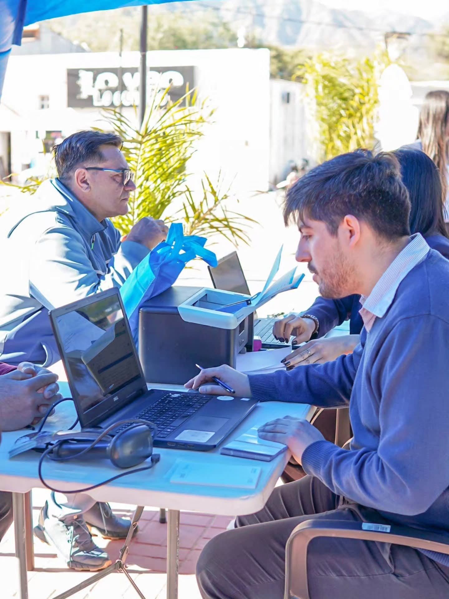 Vecinos de Malanzán consultando por el servicio de Internet para Todos