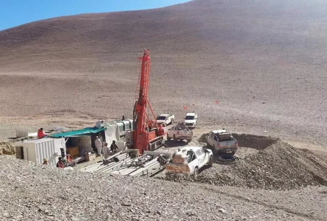 Equipo de perforación y personal del proyecto minero Peñas Negras en la cordillera riojana