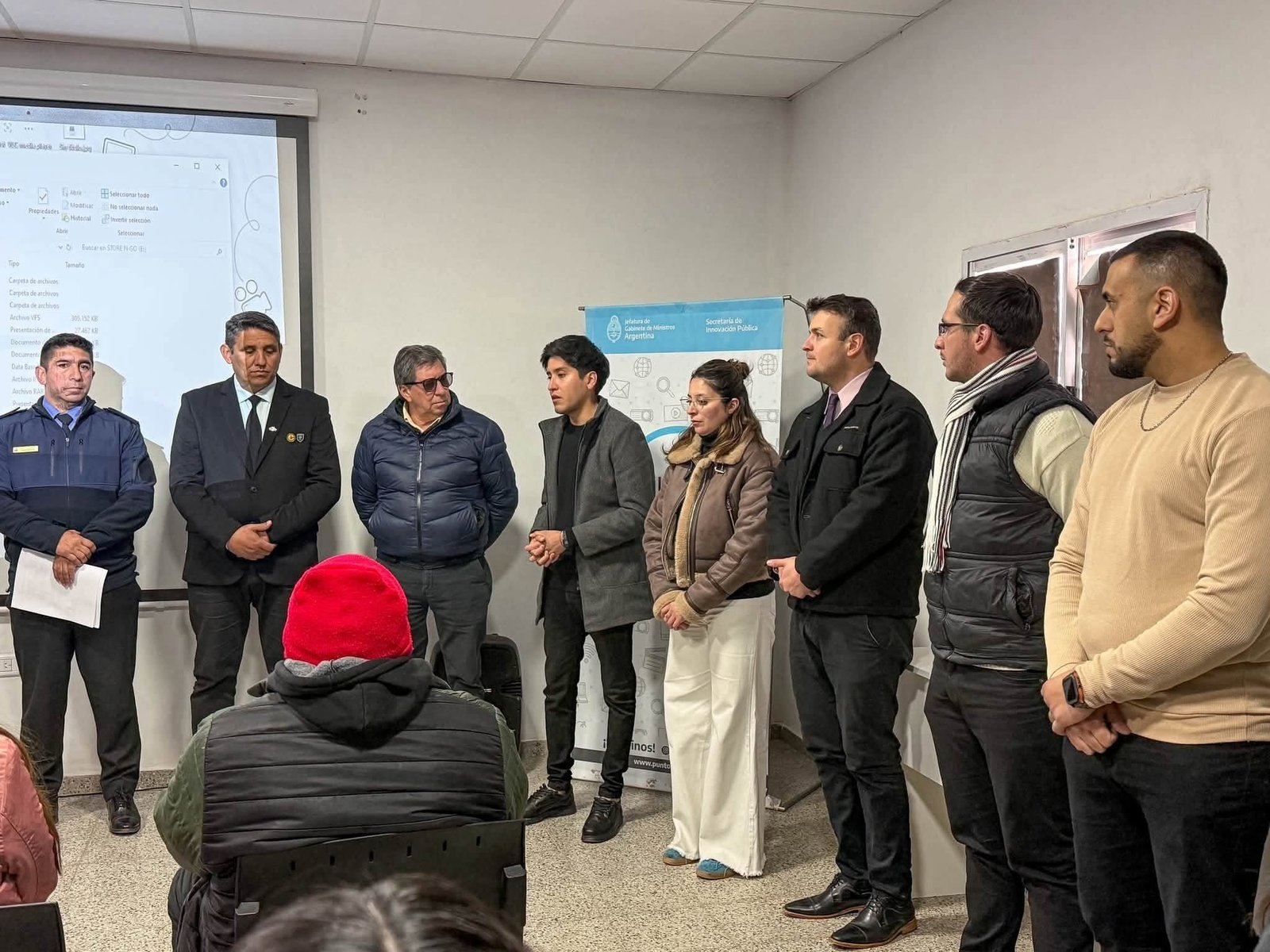 Vecinos y estudiantes participan de la charla de prevención y ciberseguridad en Villa Castelli