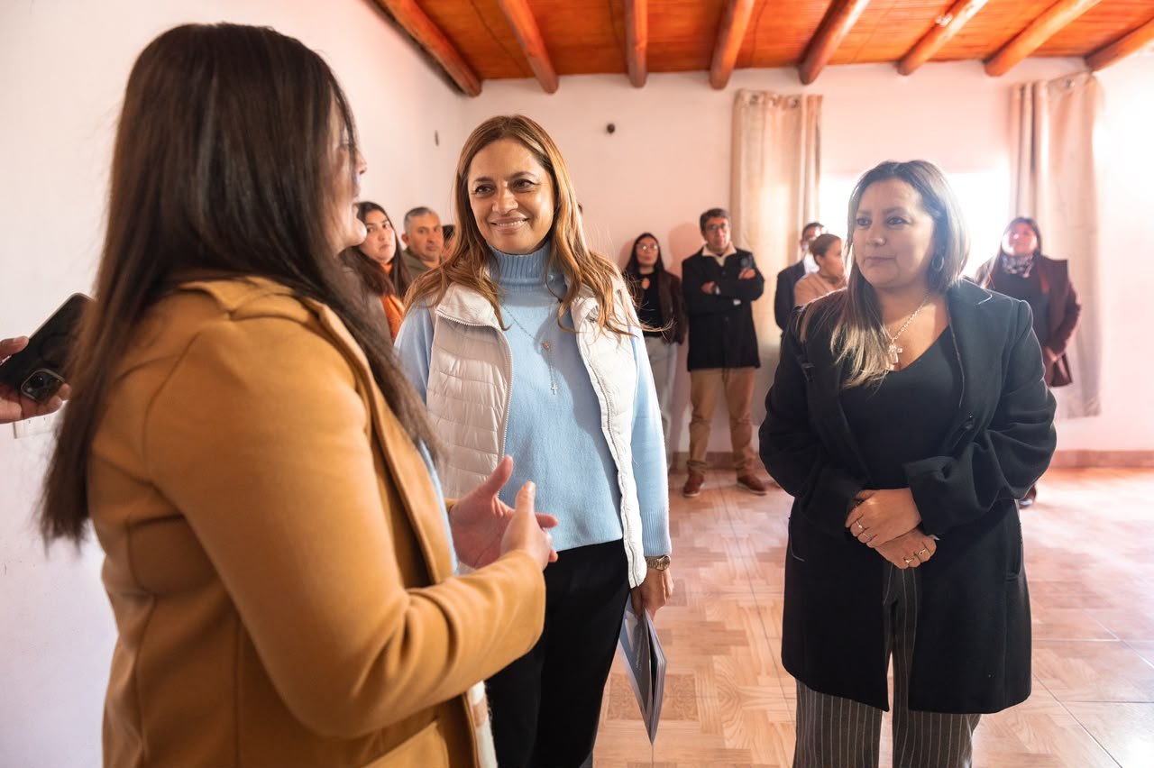 La vicegobernadora Teresita Madera junto a la intendenta Adriana Arias y autoridades locales durante la recorrida en Vinchina